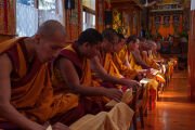 Монахи монастыря Намгьял читают молитвы во время церемонии Друбчо Калачакры в участием Его Святейшества Далай-ламы в храме Калачакры. Дхарамсала, штат Химачал-Прадеш, Индия. 1 мая 2026 г. Фото: Тензин Чойджор