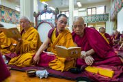 Старшие монахи читают ритуальный текст во время первой сессии начитывания мантры Авалокитешвары в Главном тибетском храме. Дхарамсала, штат Химачал-Прадеш, Индия. 17 мая 2026 г. Фото: Тензин Чойджор