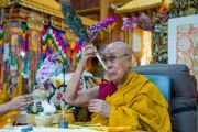 Его Святейшество Далай-лама проводит ритуал во время первой сессии начитывания мантры Авалокитешвары в Главном тибетском храме. Дхарамсала, штат Химачал-Прадеш, Индия. 17 мая 2026 г. Фото: Тензин Чойджор