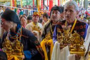 Члены организаций, проводящих молебен о долголетии, выстроились с подношениями для Его Святейшества Далай-ламы в Главном тибетском храме. Дхарамсала, штат Химачал-Прадеш, Индия. 20 мая 2026 г. Фото: дост. Замлинг Норбу