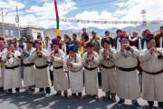 Артисты в национальных костюмах исполняют традиционную музыку, приветствуя проезжающий кортеж Его Святейшества Далай-ламы. Лех, Ладак, Индия. 28 июня 2026 г. Фото: Тензин Чойджор