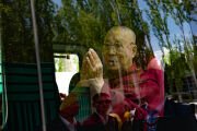 Его Святейшество Далай-лама из машины приветствует толпы людей, собравшихся по пути следования кортежа из аэропорта в резиденцию. Лех, Ладак, Индия. 28 июня 2026 г. Фото: Тензин Чойджор