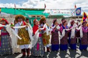 Местные жители собрались по сторонам дороги, чтобы приветствовать Его Святейшество Далай-ламу, проезжающего на машине из аэропорта в свою резиденцию. Лех, Ладак, Индия. 28 июня 2026 г. Фото: Тензин Чойджор