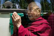 Его Святейшество Далай-лама отвечает на приветствия местных жителей, выстроившихся вдоль дороги по пути из аэропорта в резиденцию. Лех, Ладак, Индия. 28 июня 2026 г. Фото: Тензин Чойджор