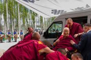 Его Святейшеству Далай-ламе, который после недавно перенесенной операции на коленном суставе передвигается на кресле-каталке, помогают выйти из автомобиля по прибытии в резиденцию Шевацель Пходранг. Лех, Ладак, Индия. 28 июня 2026 г. Фото: Тензин Чойджор