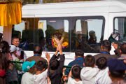 Фото: Его Святейшество Далай-лама едет в микроавтобусе из своей резиденции на площадку для учений Шевацель, где пройдет праздничная церемония в честь его 91-летия. Лех, Ладак, Индия. 6 июля 2026 г. Фото: Тензин Чойджор