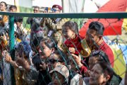 Фото: Местные жители смотрят на Его Святейшество Далай-ламу, направляющегося из своей резиденции на площадку для учений Шевацель, где пройдет праздничная церемония в честь его 91-летия. Лех, Ладак, Индия. 6 июля 2026 г. Фото: дост. Замлинг Норбу