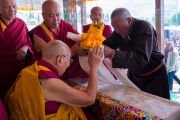 Фото: Церинг Дордже Лакрук, президент Буддийской ассоциации Ладака, выражает почтение Его Святейшеству Далай-ламе в начале праздничной церемонии в честь его 91-летия на площадке для учений Шевацель. Лех, Ладак, Индия. 6 июля 2026 г. Фото: Тензин Чойджор