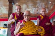 Фото: Его Святейшество Далай-лама прощается с толпой перед тем, как отправиться в свою резиденцию по окончании празднования его 91‑летия на площадке для учений Шевацель. Лех, Ладак, Индия. 6 июля 2026 г. Фото: Тензин Чойджор
