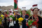 Женщины в традиционных костюмах ожидают прибытия Его Святейшества Далай-ламы в Международный центр медитации «Махабодхи». Лех, Ладак, Индия. 9 августа 2026 г. Фото: дост. Замлинг Норбу