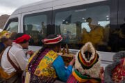 Его Святейшество Далай-ламу по прибытии в Международный центр медитации «Махабодхи» встречают с традиционными подношениями. Лех, Ладак, Индия. 9 августа 2026 г. Фото: Тензин Чойджор