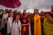 Местные жители приветствуют Его Святейшество Далай-ламу, прибывающего к комплексу «1000 статуй Будды» в Международном центре медитации «Махабодхи». Лех, Ладак, Индия. 9 августа 2026 г. Фото: Тензин Чойджор