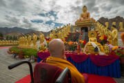 Его Святейшество Далай-лама у главной статуи Будды комплекса «1000 статуй Будды» в Международном центре медитации «Махабодхи». Лех, Ладак, Индия. 9 августа 2026 г. Фото: Тензин Чойджор