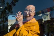 Его Святейшество Далай-лама с улыбкой приветствует людей, выстроившихся вдоль дороги, по пути в поселение Гонпа. Лех, Ладакх, Индия. 16 августа 2026 г. Фото: Тензин Чойджор