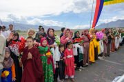 Представители местной мусульманской общины выстроились вдоль дороги, чтобы приветствовать Его Святейшество Далай-ламу, направляющегося на заключительную часть Ярчо Ченмо (Великих летних диспутов), проходящих на площадке для учений в Матхо, Ладак, Индия. 23 августа 2026 г. Фото: дост. Замлинг Норбу