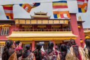 Его Святейшество Далай-лама приветствует собравшихся с балкона Нгонпар Гавей Пходранга по пути на обед после завершения заключительной части Ярчо Ченмо (Великих летних диспутов). Матхо, Ладак, Индия. 23 августа 2026 г. Фото: досточтимый Замлинг Норбу