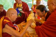 Кхондунг Асанга Ваджра Сакья Ринпоче преподносит традиционные подношения Его Святейшеству Далай-ламе в начале заключительной части Ярчо Ченмо (Великих летних диспутов), проходящей на площадке для учений Матхо Пходранг. Матхо, Ладак, Индия. 23 августа 2026 г. Фото: Тензин Чойджор