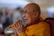 Его Святейшество Далай-лама наблюдает за выступлением учеников школы Центра «Махабодхи» во время посещения комплекса «1000 статуй Будды» в Международном центре медитации «Махабодхи». Лех, Ладак, Индия. 9 августа 2026 г. Фото: дост. Замлинг Норбу