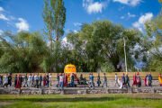 Его Святейшество Далай-лама направляется на площадку для учений Шевацель, где в его честь состоится прием, организованный Буддийской ассоциацией Ладака, Ассоциацией монастырей Ладака, мусульманской и христианской общинами Ладака. Лех, Ладак, Индия, 1 сентября 2026 г. Фото: Тензин Чойджор