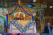 Его Святейшество Далай-лама наблюдает за выступлениями артистов во время приема в его честь на площадке для учений Шевацель. Лех, Ладак, Индия, 1 сентября 2026 г. Фото: Тензин Чойджор