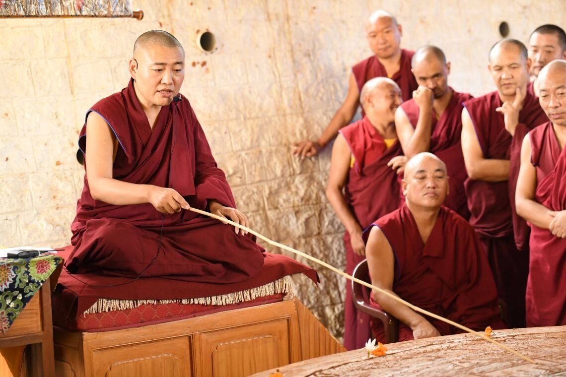 Фото. Экзамены по графическому изображению мандал в монастыре Гьюто