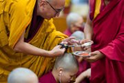 Монахи-ассистенты совершают ритуальное состригание волос у кандидатов во время церемонии дарования обетов монахов- и монахинь-послушников. Резиденция Его Святейшества Далай-ламы, Дхарамсала, штат Химачал-Прадеш, Индия. 2 октября 2026 г. Фото: Тензин Чойджор.