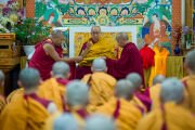 Его Святейшество Далай-лама читает текст во время церемонии дарования обетов монахов- и монахинь-послушников в своей резиденции в Дхарамсале, штат Химачал-Прадеш, Индия. 2 октября 2026 г. Фото: Тензин Чойджор.