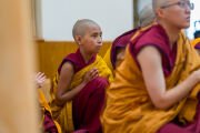 Юный кандидат слушает наставления Его Святейшества Далай-ламы во время церемонии дарования обетов монахов- и монахинь-послушников. Резиденция Его Святейшества Далай-ламы, Дхарамсала, штат Химачал-Прадеш, Индия. 2 октября 2026 г. Фото: Тензин Чойджор.