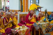 Линг Ринпоче возглавляет молебен о долголетии Его Святейшества Далай-ламы в главном тибетском храме. Дхарамсала, штат Химачал-Прадеш, Индия. 21 октября 2026 г. Фото: Тензин Чойджор