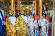 Артисты в традиционных костюмах исполняют песню во время молебна о долголетии Его Святейшества Далай-ламы в Главном тибетском храме. Дхарамсала, штат Химачал-Прадеш, Индия. 21 октября 2026 г. Фото: Тензин Чойджор