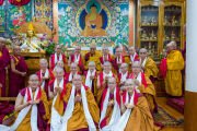 Его Святейшество Далай-лама фотографируется с новопосвященными монахами- и монахинями-послушниками, большинство из которых прибыли с Тайваня. Резиденция Его Святейшества Далай-ламы, Дхарамсала, штат Химачал-Прадеш, Индия. 2 октября 2026 г. Фото: Тензин Чойджор.